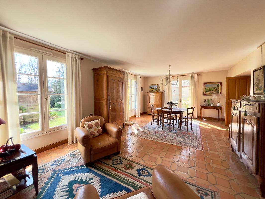 MONTFAUCON-MONTIGNE Maison Montfaucon Montigne 7 pièce(s) 206 m2 4