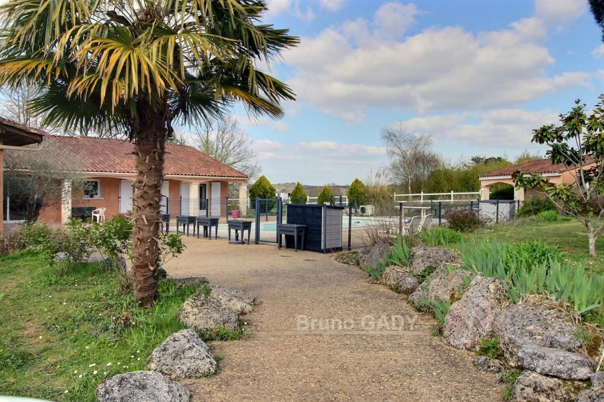 PERIGUEUX Longère avec grand gîte proche Périgueux 13 chambres totalisant 440 m2 sur terrain de 12000m2 2