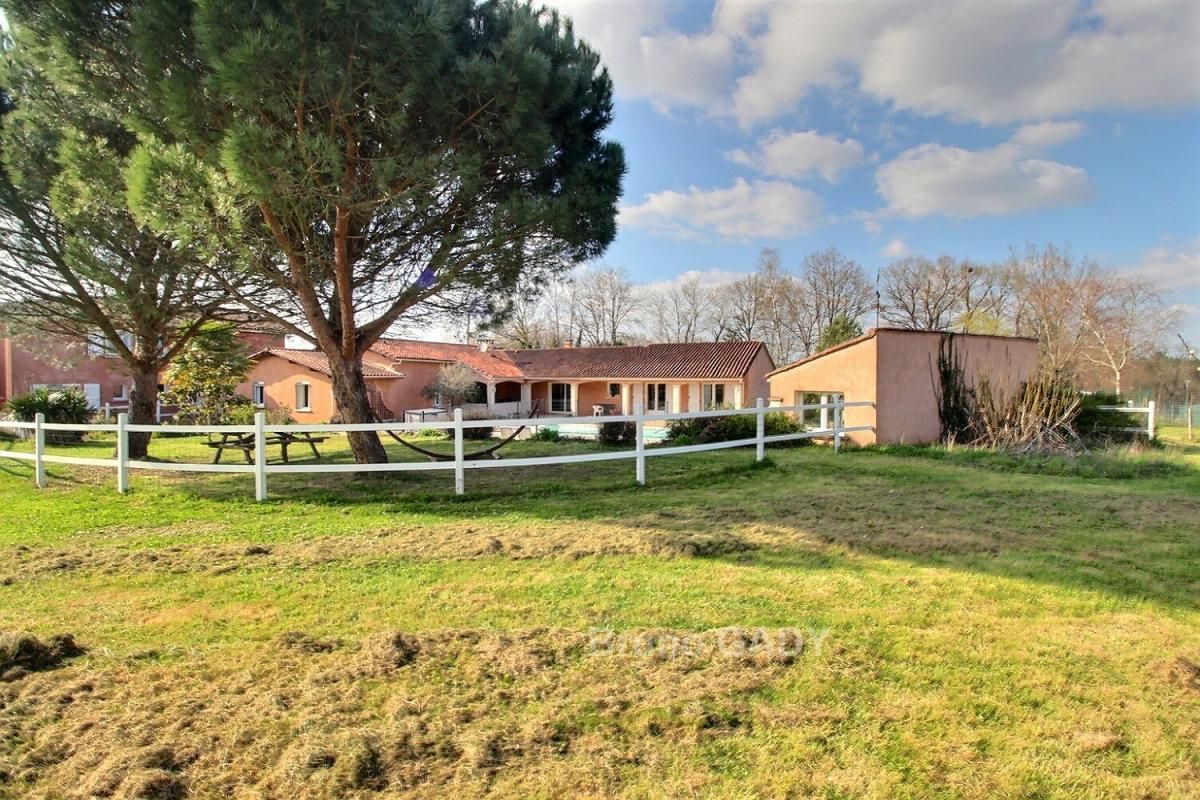 PERIGUEUX Longère avec grand gîte proche Périgueux 13 chambres totalisant 440 m2 sur terrain de 12000m2 3