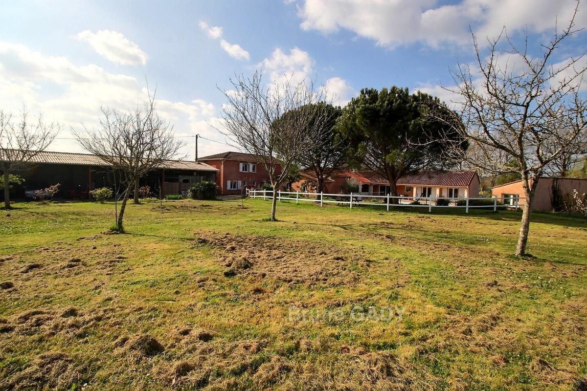 PERIGUEUX Longère avec grand gîte proche Périgueux 13 chambres totalisant 440 m2 sur terrain de 12000m2 4
