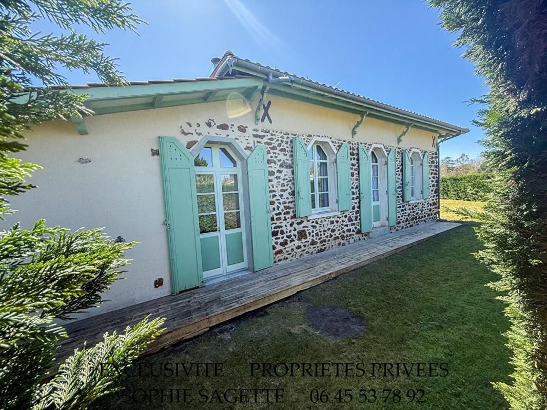 MAISON EN PIERRE DE 158M² AVEC 3 GARAGES ET PISCINE SUR 3300M² DE TERRAIN