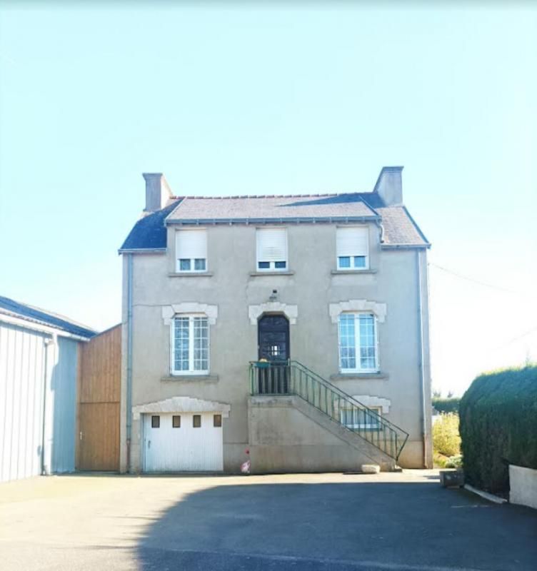 29520 Laz maison de bourg avec 4 / 5 chambres, grand hangar. Tout à l'égout et géothermie