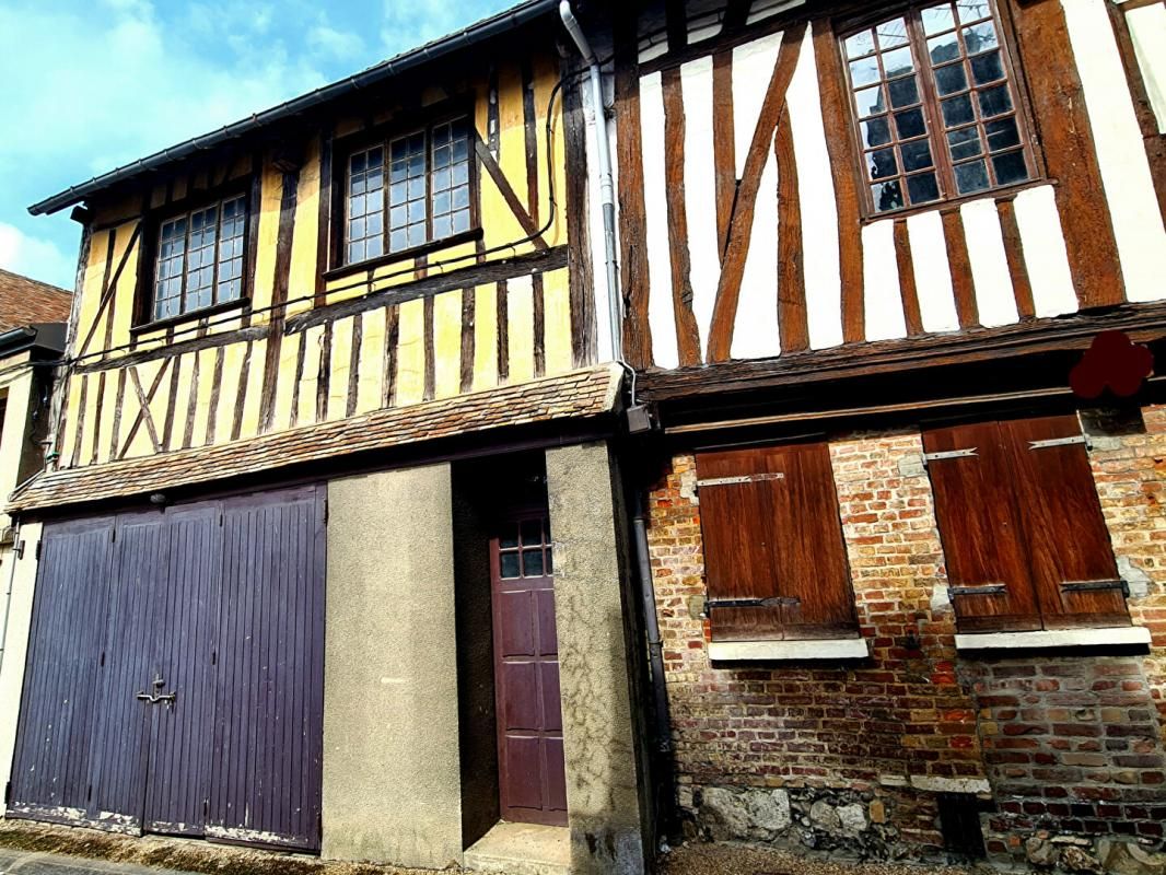 A voir rapidement : Situé au petit Andelys - Bâtiment de 33.30 m2 à rénover viabilisé en eau + électricité - possibilité de faire 2 étages : Prix 56.990