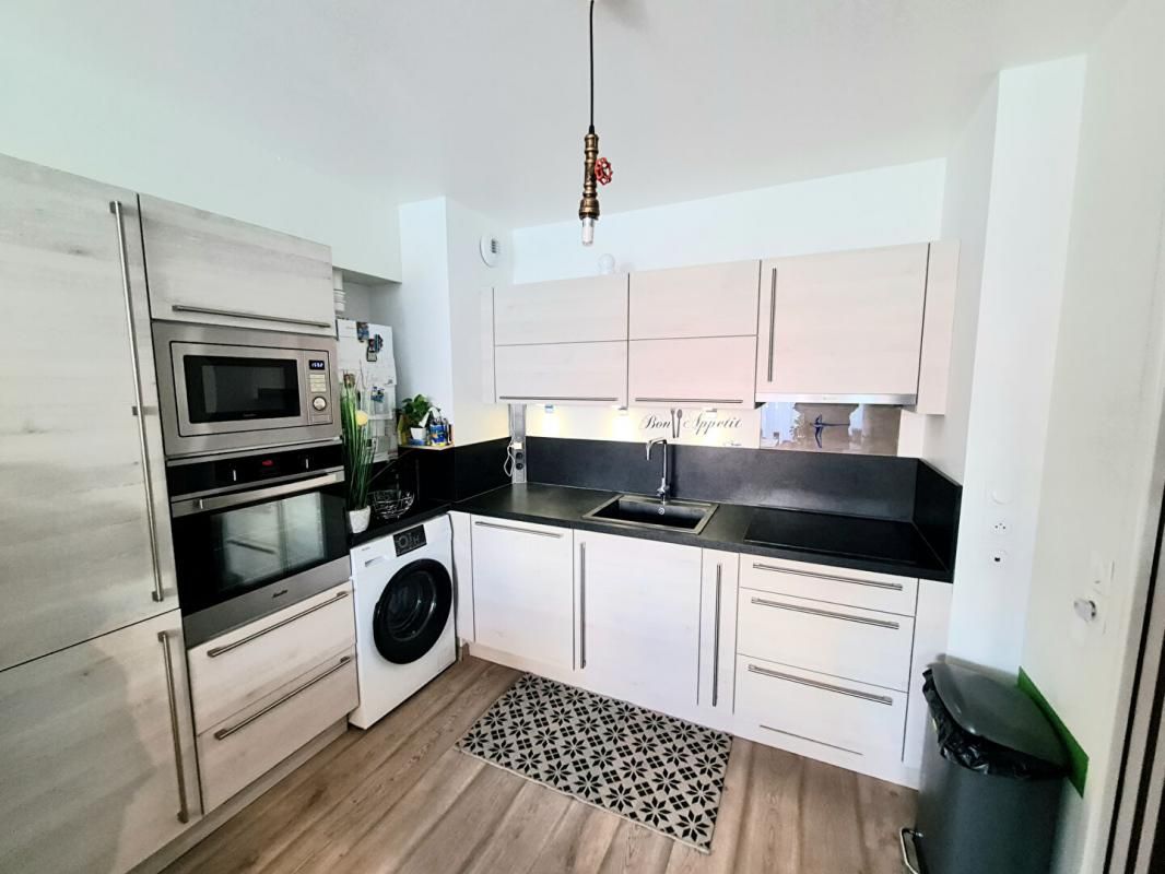 LES ANDELYS A voir rapidement : Situé au petit Andelys - Bâtiment de 33.30 m2 à rénover viabilisé en eau + électricité - possibilité de faire 2 étages : Prix 56.990 2