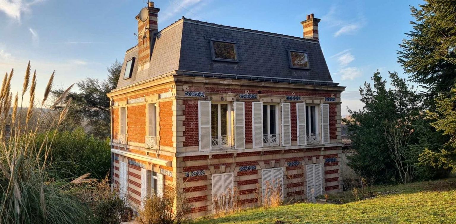 CHAUMONT-EN-VEXIN Chaumont en Vexin - Maison de Maître du 19ème de 210 m2 - 4 chambres - un ascenseur qui permet accéder à tous les étages - cave et bâtiments - sur 2.957 m2 de parc arboré - Prix : 579.990 3