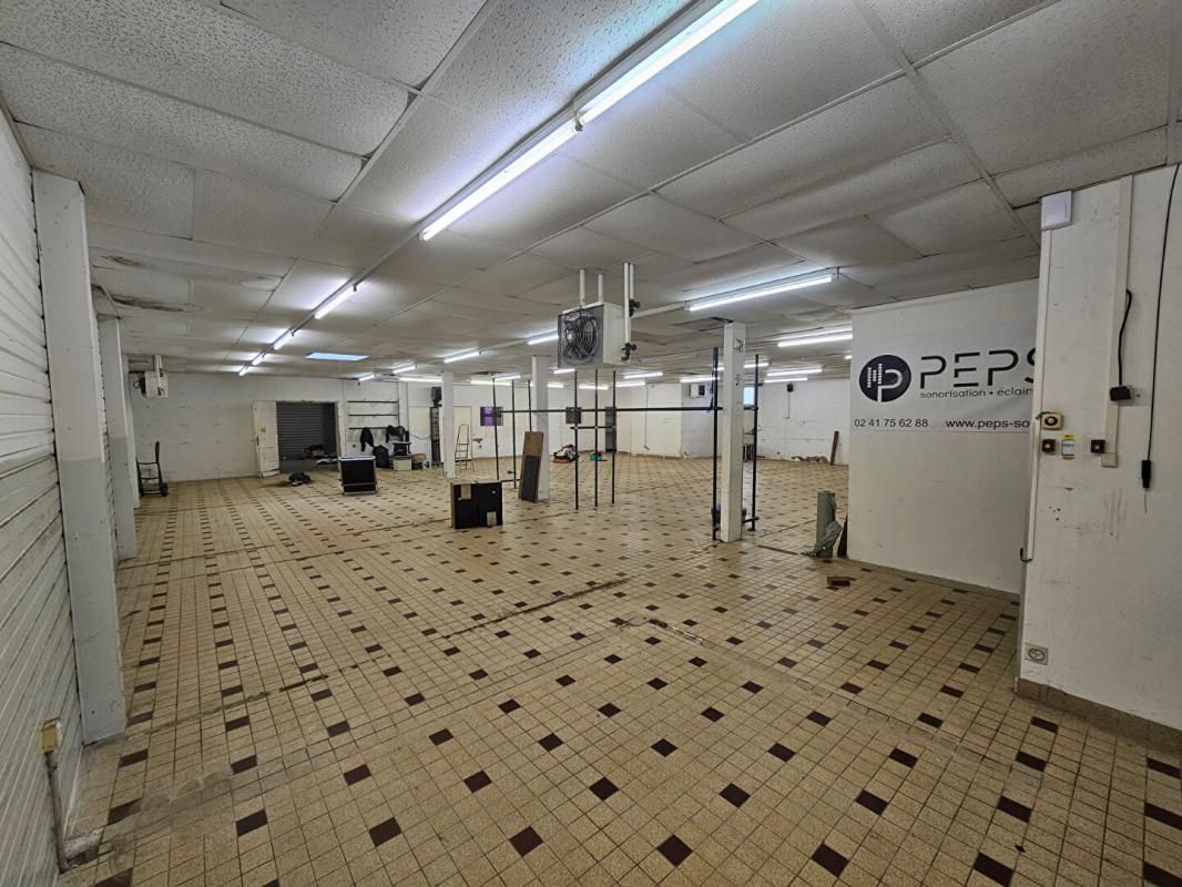 CHOLET SECTEUR CHOLET - LOCAL PROFESSIONNEL 400 m² , Terrain 1.000 m² 2
