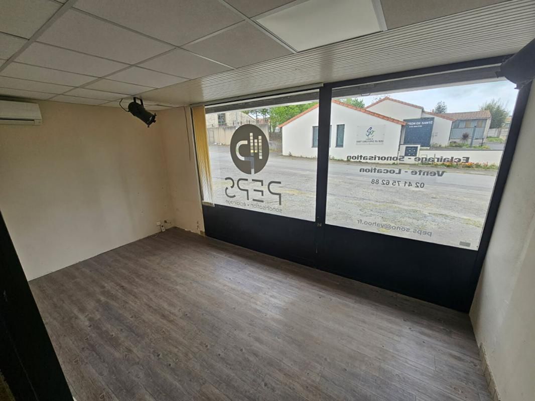 CHOLET SECTEUR CHOLET - LOCAL PROFESSIONNEL 400 m² , Terrain 1.000 m² 3