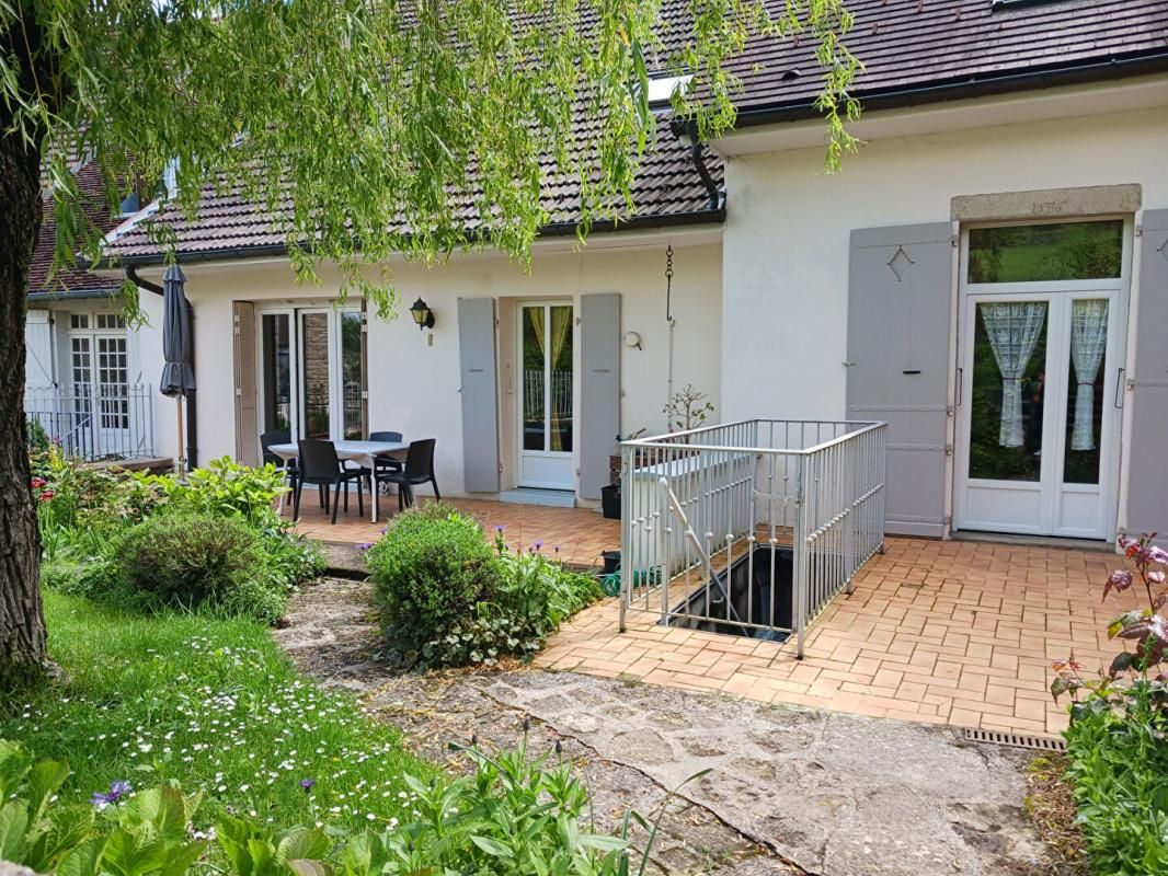 LONS-LE-SAUNIER Maison familiale avec garage et atelier plus un logement T2 1