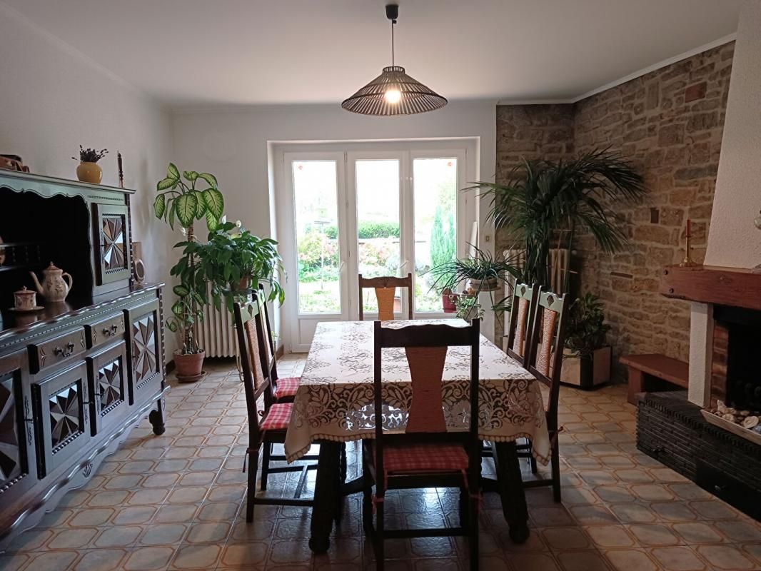 LONS-LE-SAUNIER Maison familiale avec garage et atelier plus un logement T2 3