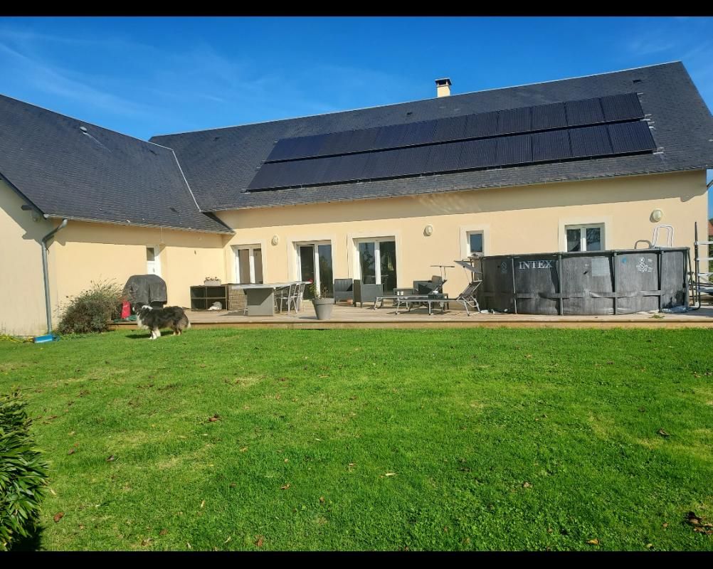 LA BOISSIERE Maison de 2010 avec carrière et boxes sur un terrain de 2,33 H 2