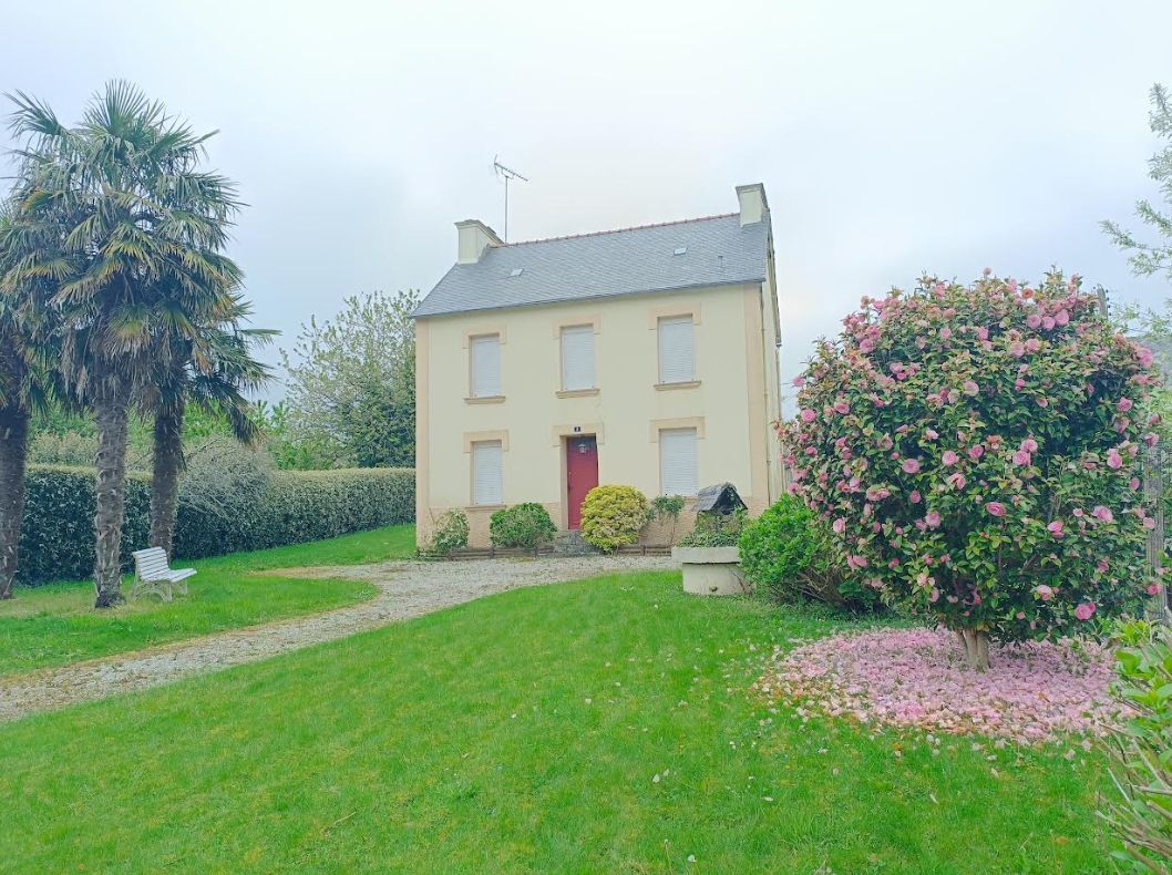 29970 Trégourez maison de bourg charmante avec 3 chambres , pas de vis à vis, joli jardin