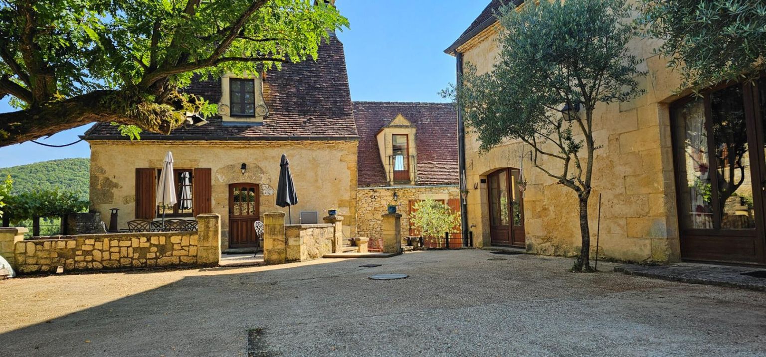 Ensemble en pierre avec 2 gîtes et piscine