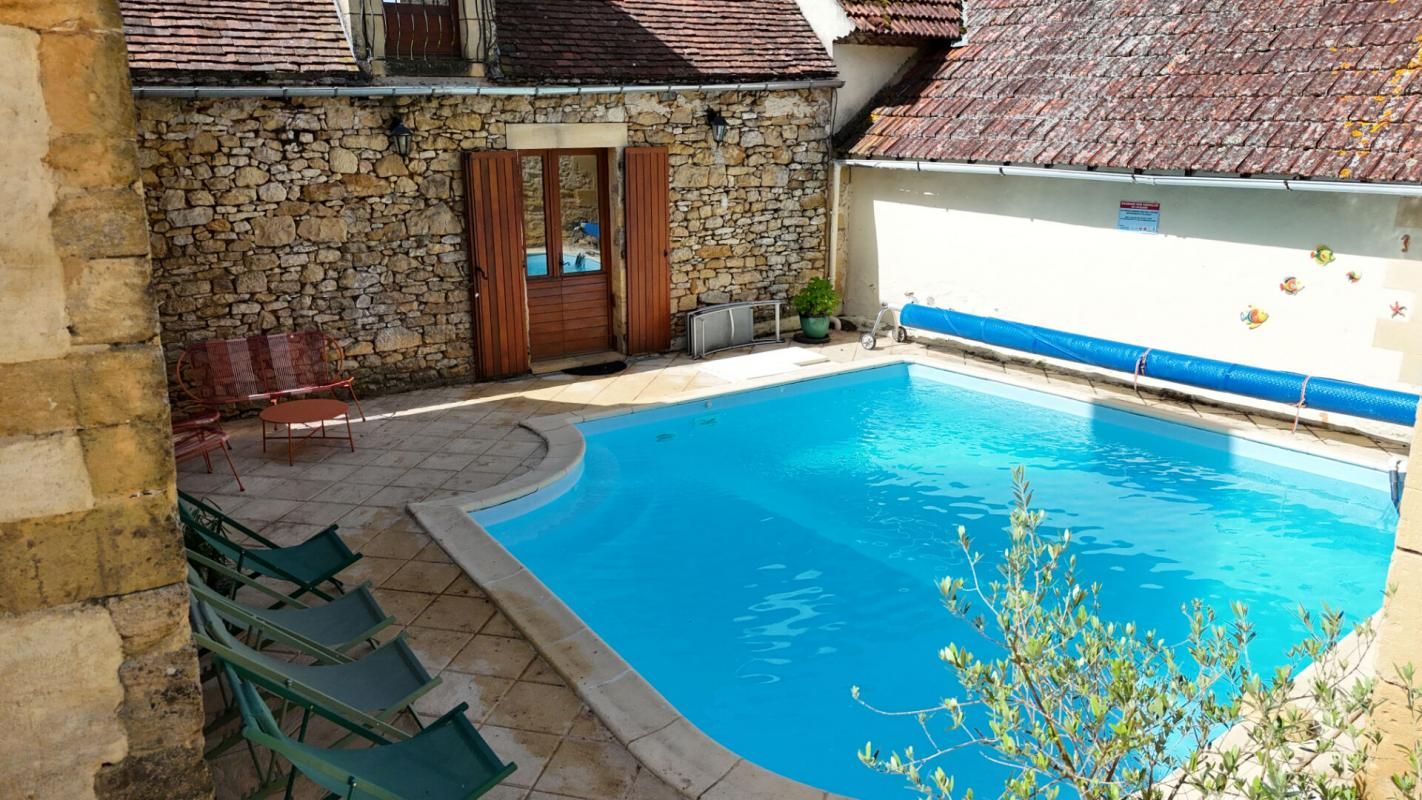 SAINT-VINCENT-DE-COSSE Ensemble en pierre avec 2 gîtes et piscine 2