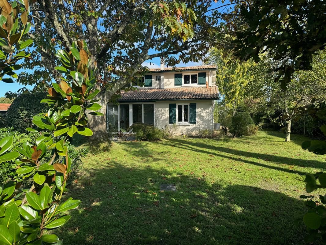 ENSEMBLE IMMOBILIER MAISON, DEPENDANCE, PISCINE ET ANNEXES