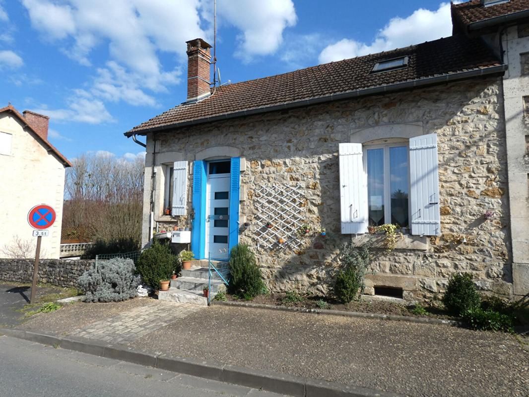 Maison Hautefort 76 m2 / 3 chambres / garage / petit jardin