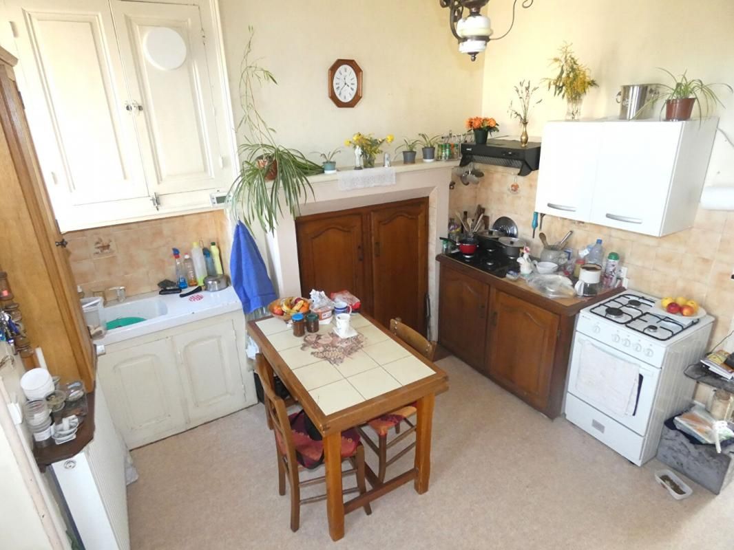 HAUTEFORT Maison Hautefort 76 m2 / 3 chambres / garage / petit jardin 2