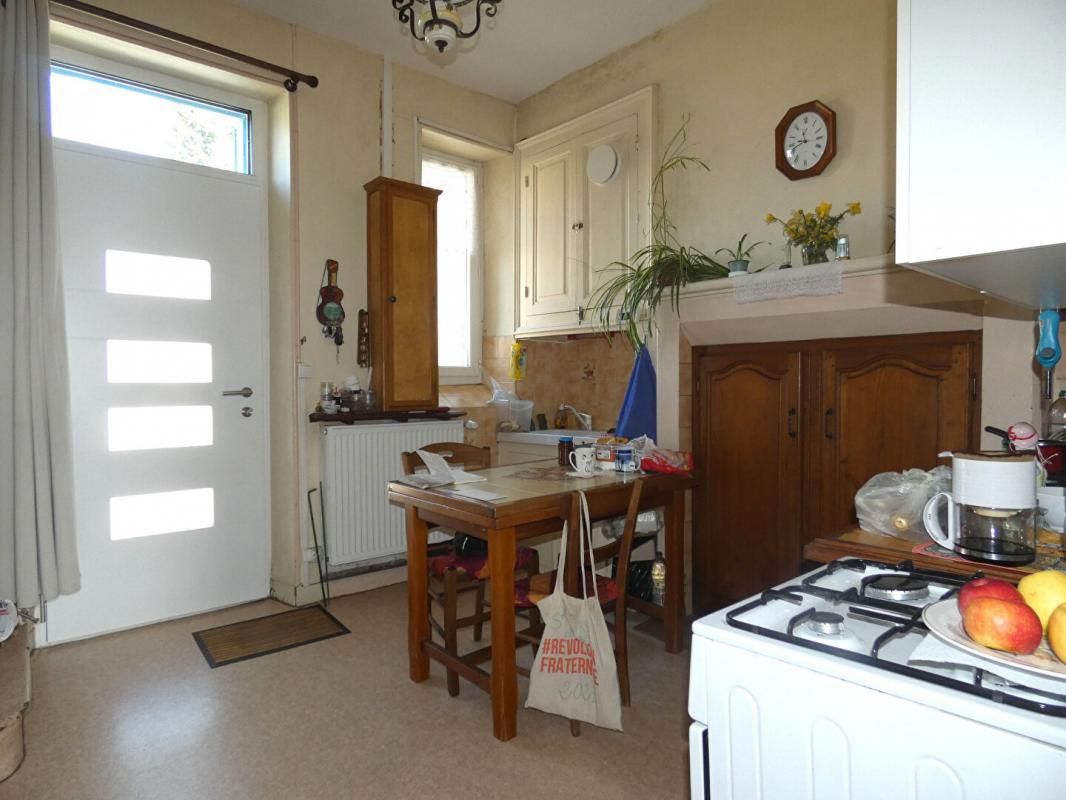 HAUTEFORT Maison Hautefort 76 m2 / 3 chambres / garage / petit jardin 3