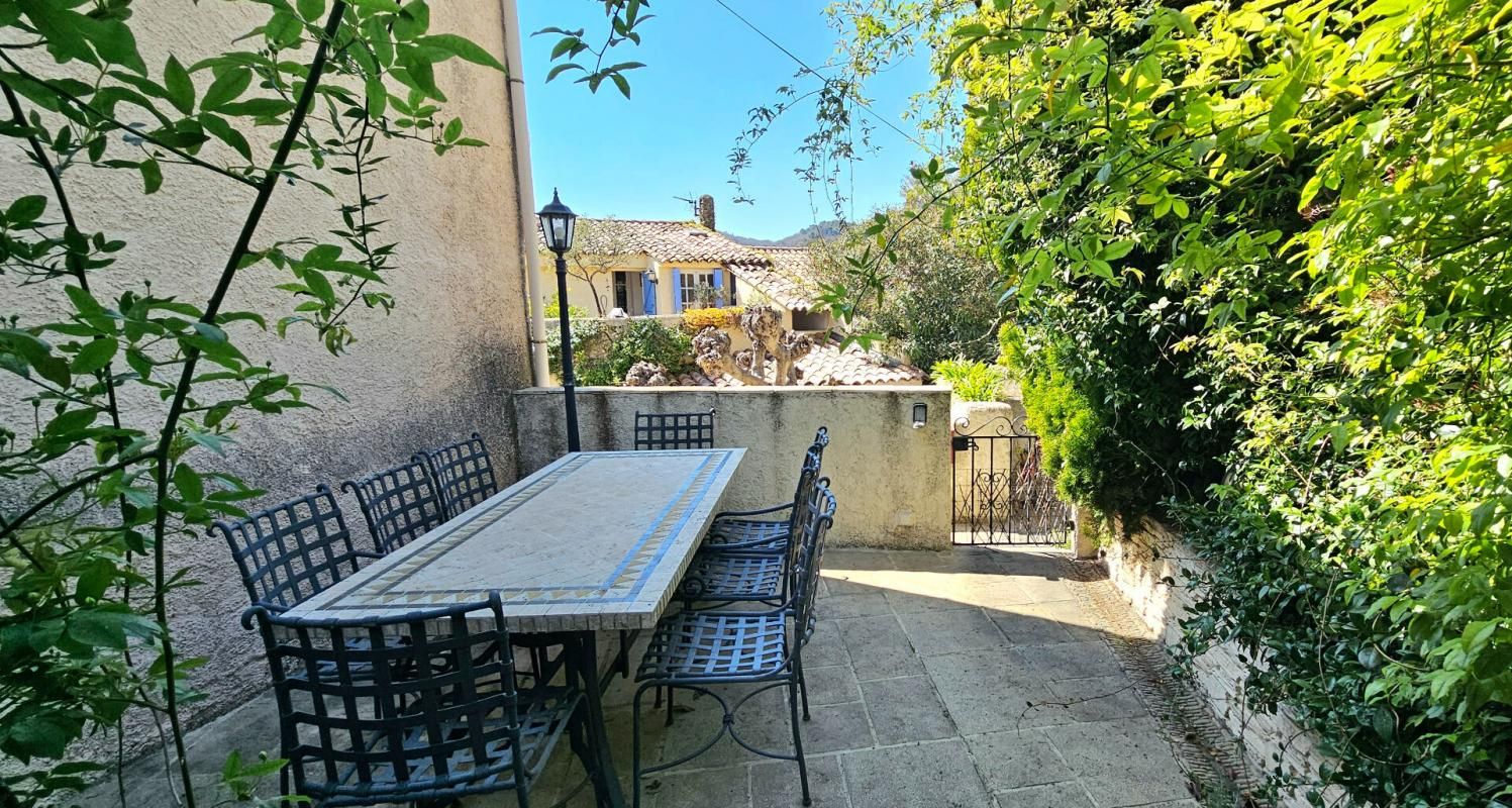 Splendide maison de village avec jardinet et terrasses