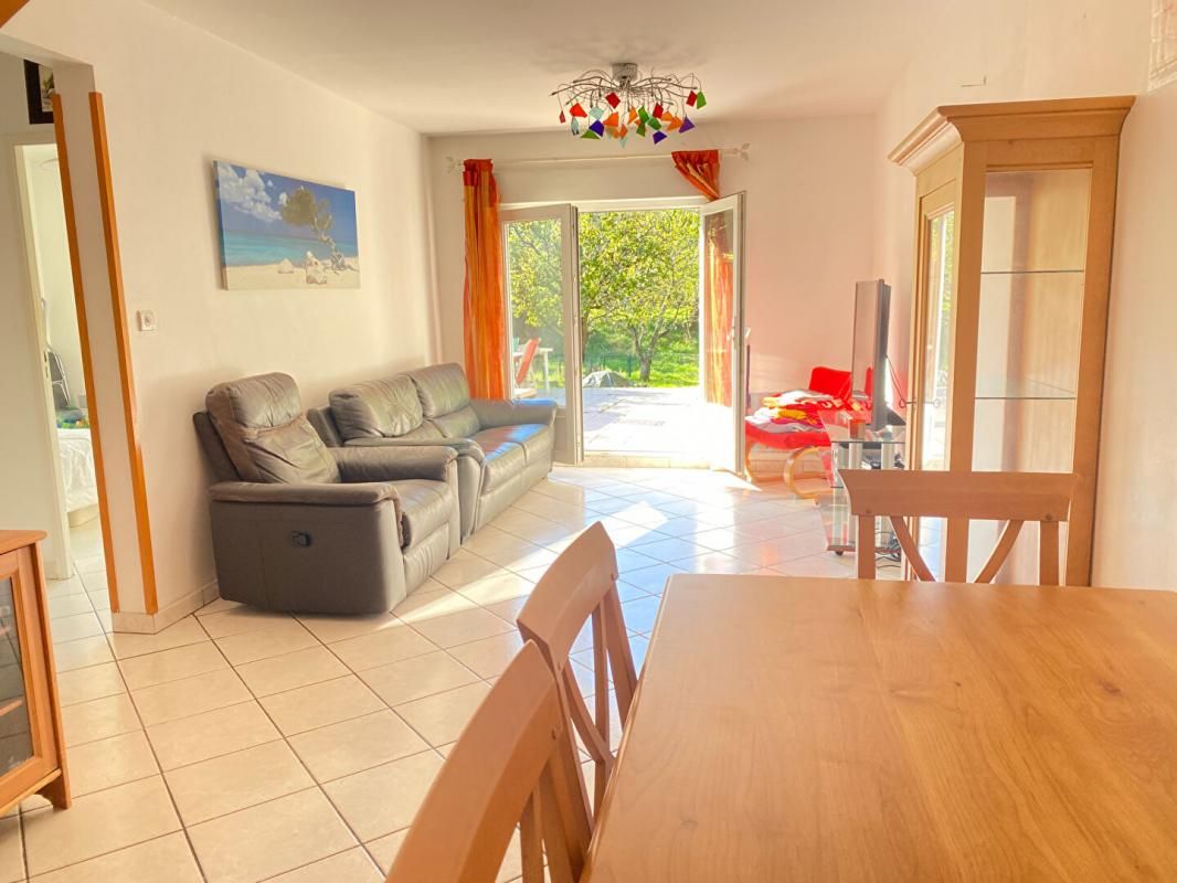 Maison familiale avec jardin bien exposé et garage, proche de toutes commodités