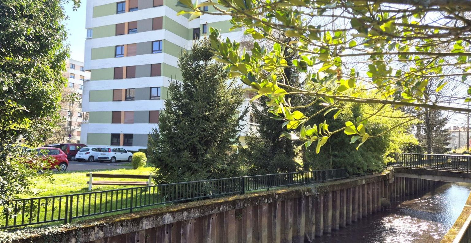Bel Appartement Résidentiel de 101 m² avec Ascenseur, Hall d'entrée sécurisé, Interphone, Balcon, Local technique, Parking et Terrain arboré, paysager de 25127 m²