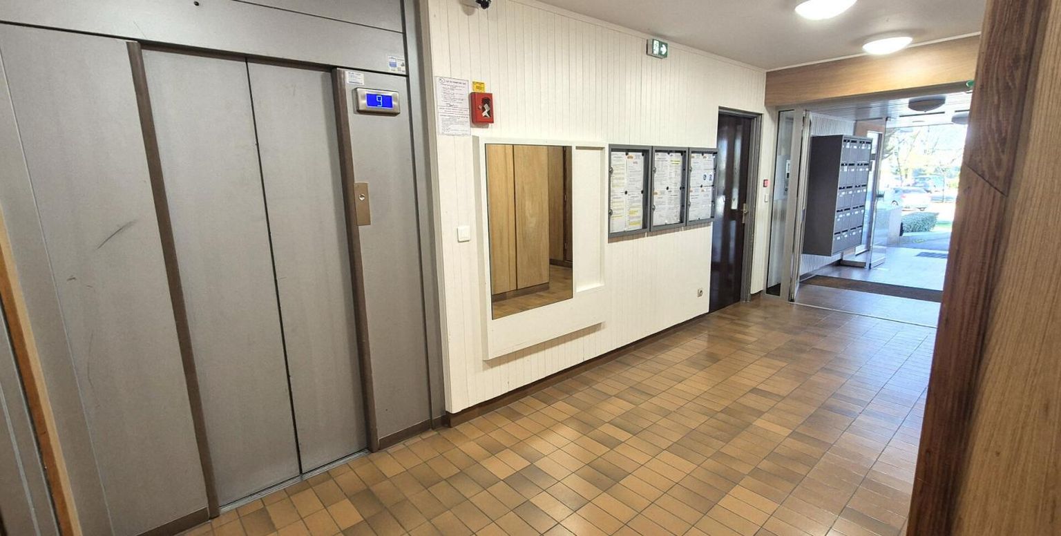 SAINT-DIZIER Bel Appartement Résidentiel de 101 m² avec Ascenseur, Hall d'entrée sécurisé, Interphone, Balcon, Local technique, Parking et Terrain arboré, paysager de 25127 m² 2