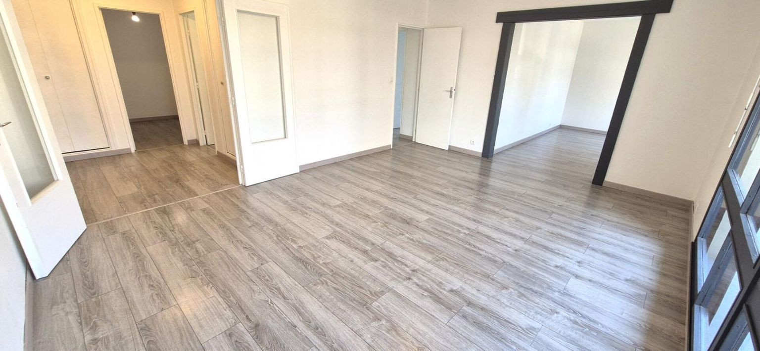 SAINT-DIZIER Bel Appartement Résidentiel de 101 m² avec Ascenseur, Hall d'entrée sécurisé, Interphone, Balcon, Local technique, Parking et Terrain arboré, paysager de 25127 m² 3
