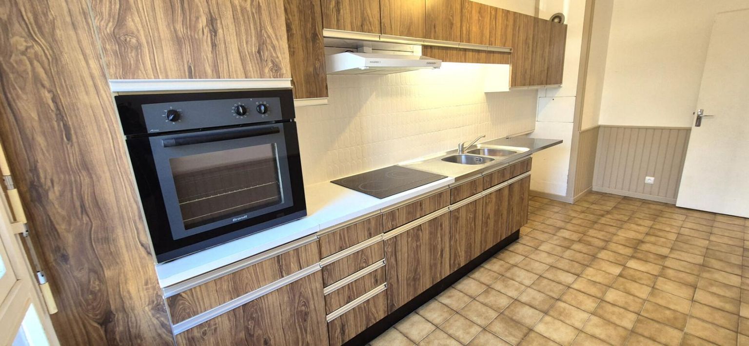 SAINT-DIZIER Bel Appartement Résidentiel de 101 m² avec Ascenseur, Hall d'entrée sécurisé, Interphone, Balcon, Local technique, Parking et Terrain arboré, paysager de 25127 m² 4