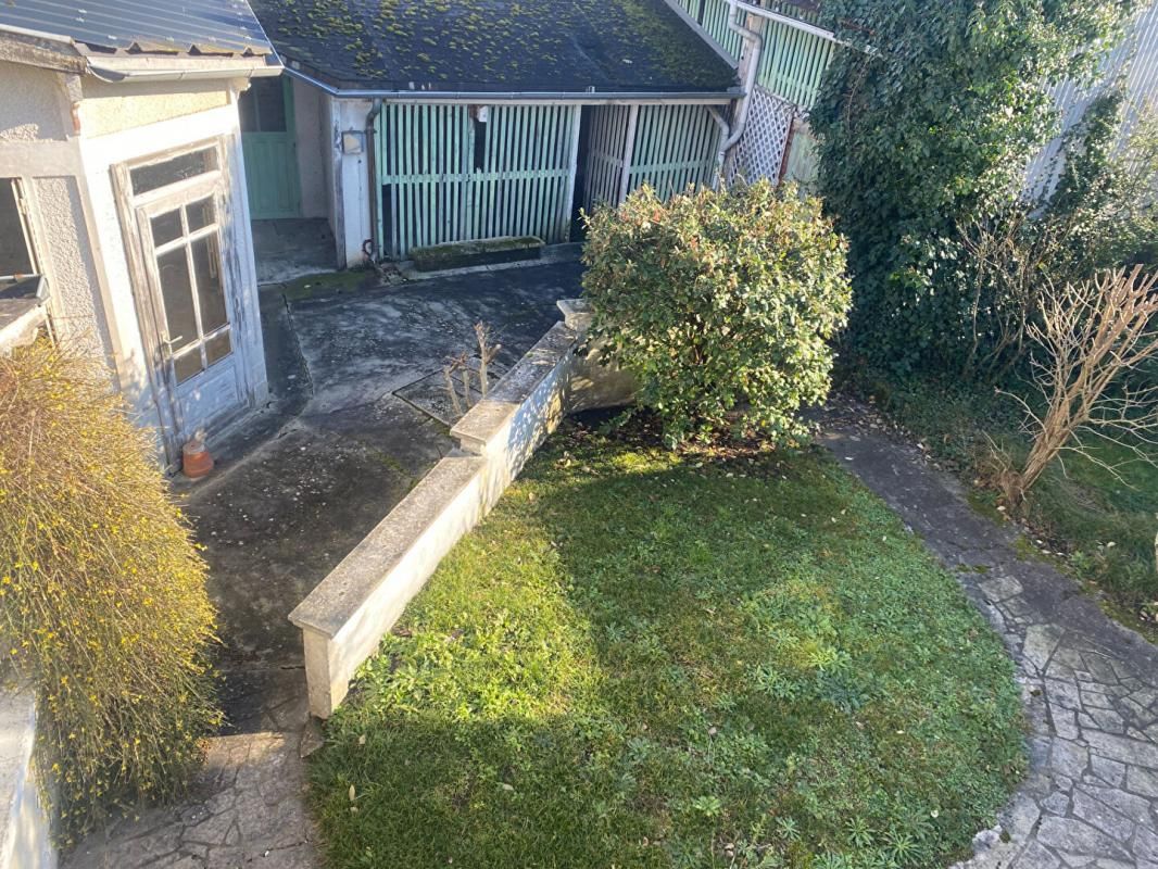 AZAY-LE-FERRON Maison Azay Le Ferron 9 pièce(s) 162 m2 2