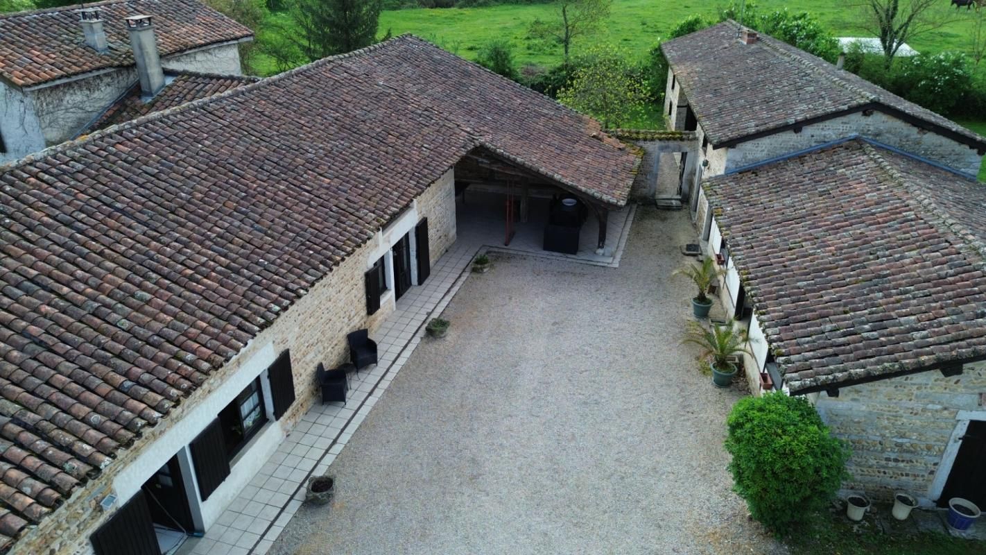 VIRIAT MOULIN 2 habitations 200 m2 et gite 4 CHAMBRES HOTES sur 1.5 ha 2