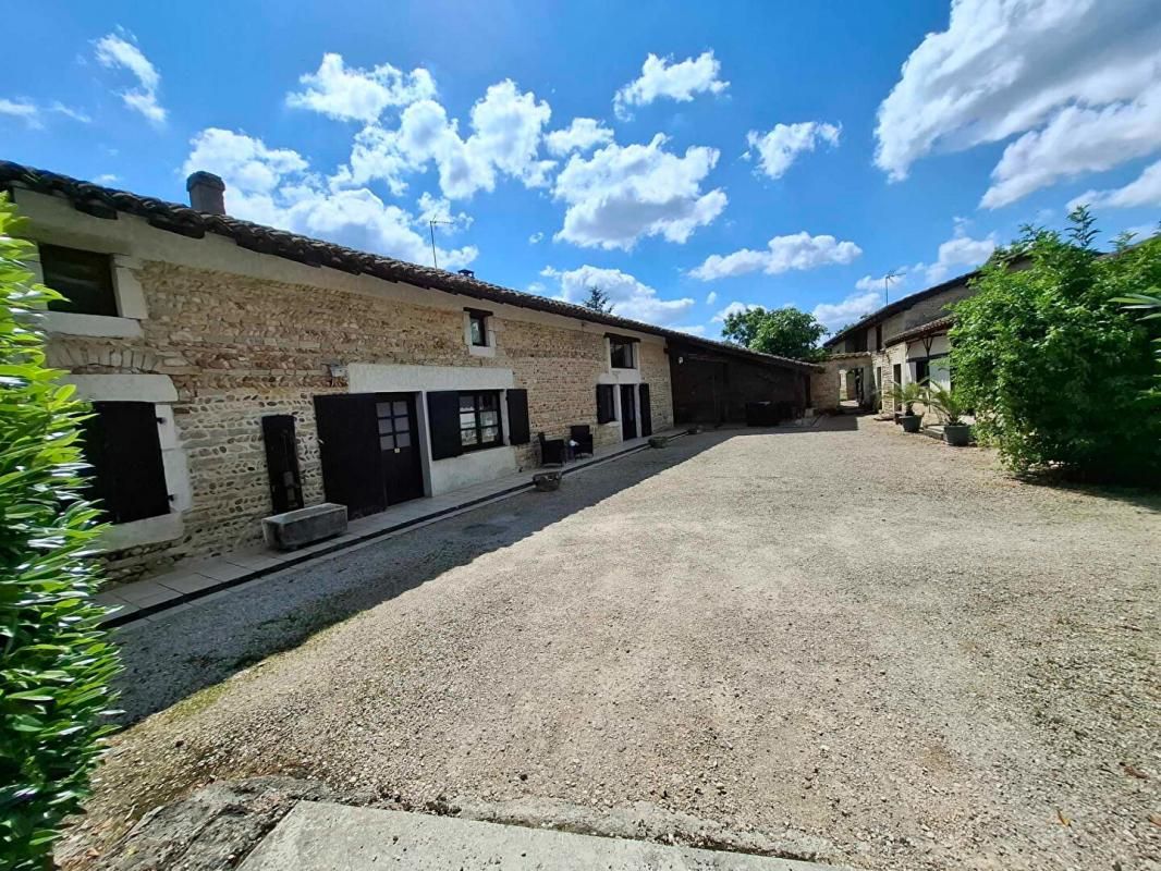 VIRIAT MOULIN 2 habitations 200 m2 et gite 4 CHAMBRES HOTES sur 1.5 ha 4