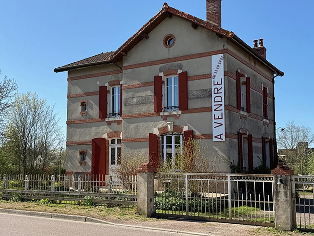 Ancien café-restaurant de 6 pièces avec nombreuses dépendances