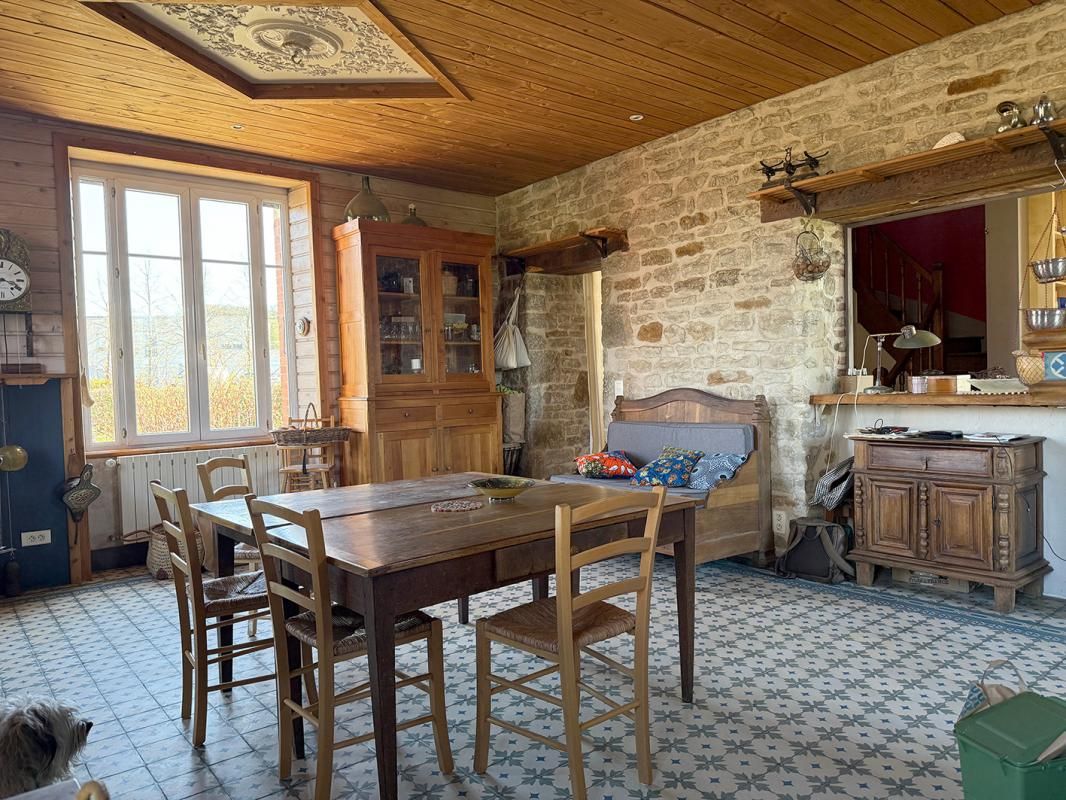 POUILLY-EN-AUXOIS Ancien café-restaurant de 6 pièces avec nombreuses dépendances 2