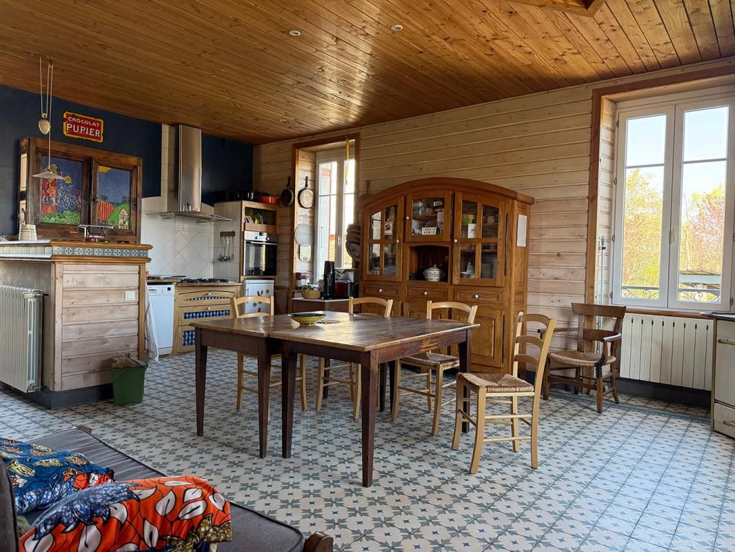 POUILLY-EN-AUXOIS Ancien café-restaurant de 6 pièces avec nombreuses dépendances 3