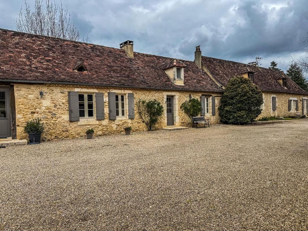 Hameau, 5 habitations en pierre style périgourdine, piscine, 2 étangs, dépendances, 11Ha!
