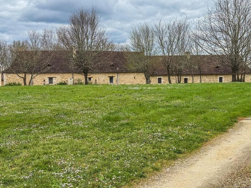 BERGERAC Hameau, 5 habitations en pierre style périgourdine, piscine, 2 étangs, dépendances, 11Ha! 2