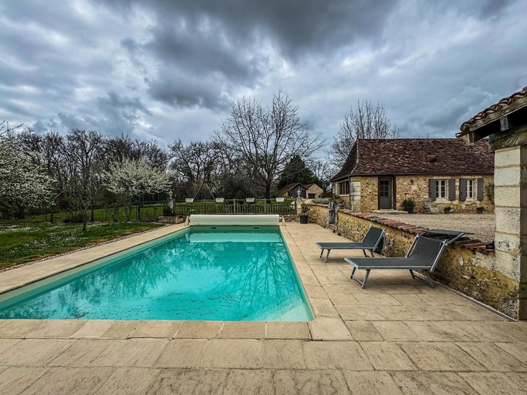 BERGERAC Hameau, 5 habitations en pierre style périgourdine, piscine, 2 étangs, dépendances, 11Ha! 3