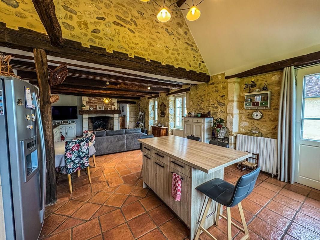 BERGERAC Hameau, 5 habitations en pierre style périgourdine, piscine, 2 étangs, dépendances, 11Ha! 4