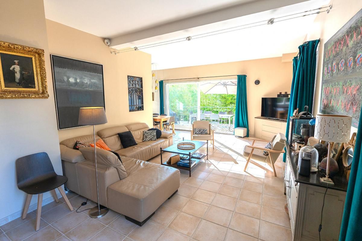 LE MESNIL-LE-ROI Maison en parfait état - 7 pièces 5 chambres dont 2 au rdc - Prestations de qualité 2