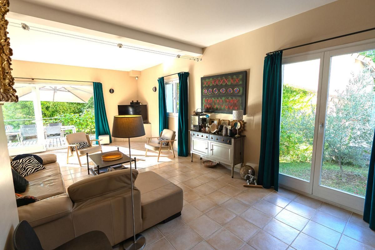 LE MESNIL-LE-ROI Maison en parfait état - 7 pièces 5 chambres dont 2 au rdc - Prestations de qualité 3