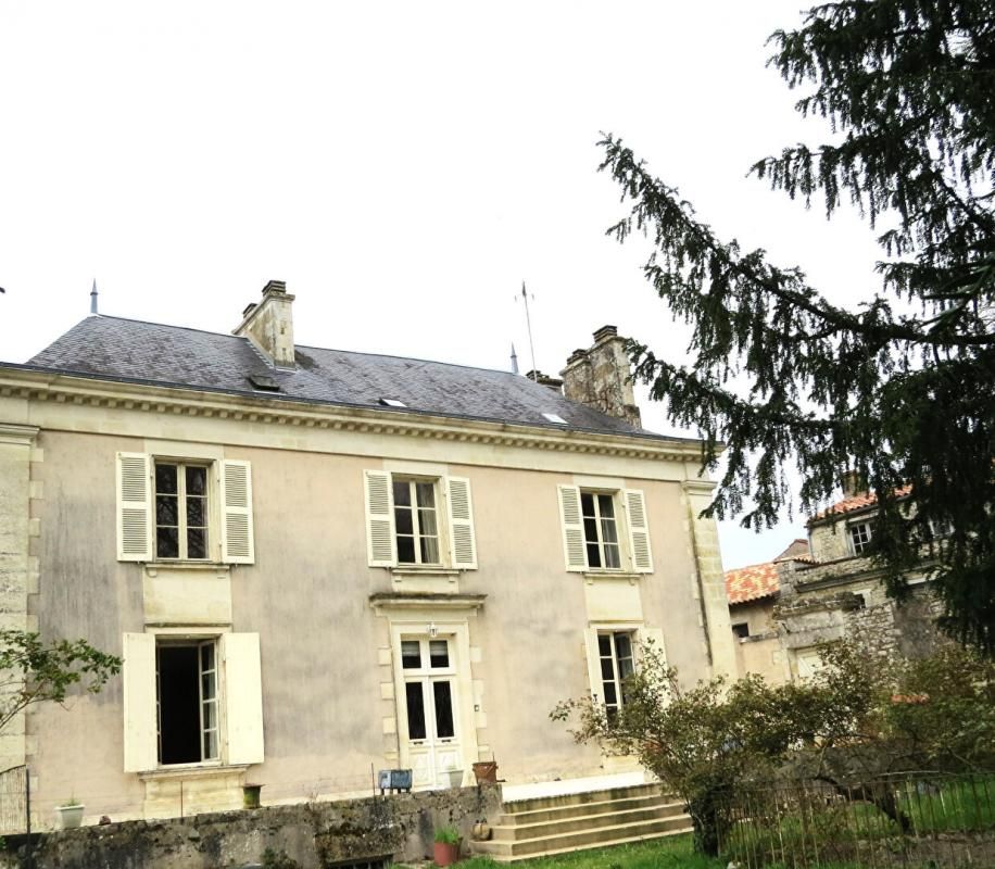 AUZAY Maison de famille Atypique et pleine de charme 2