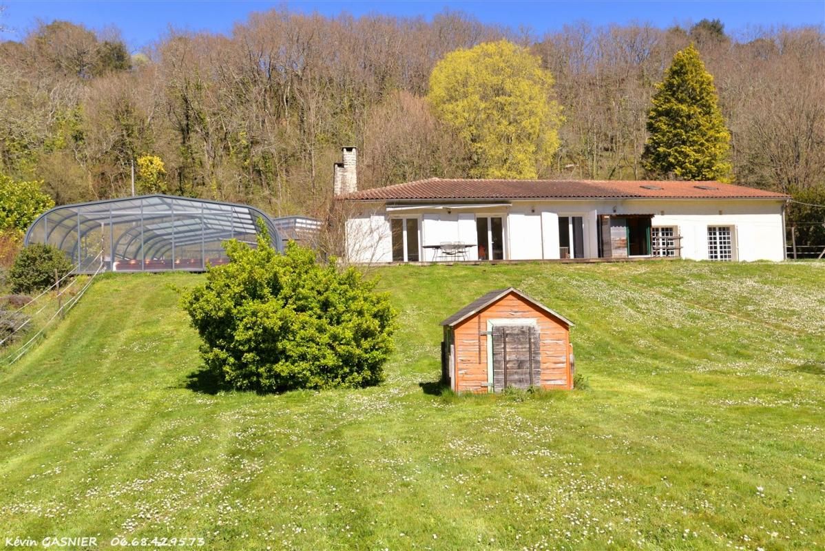 MAGNAC SUR TOUVRE (16600) : Propriété de 200m2 avec piscine et parc arboré