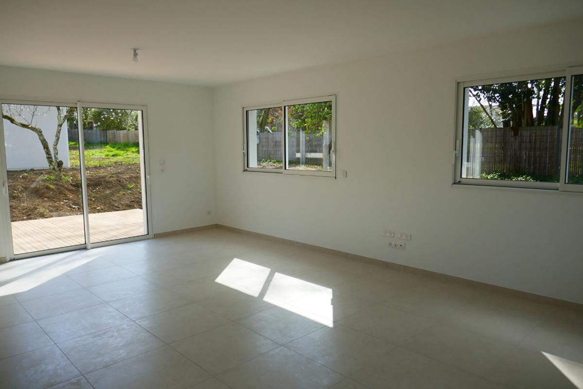 Carbon Blanc Maison Familiale  avec 4 chambres  avec un jardin et un garage