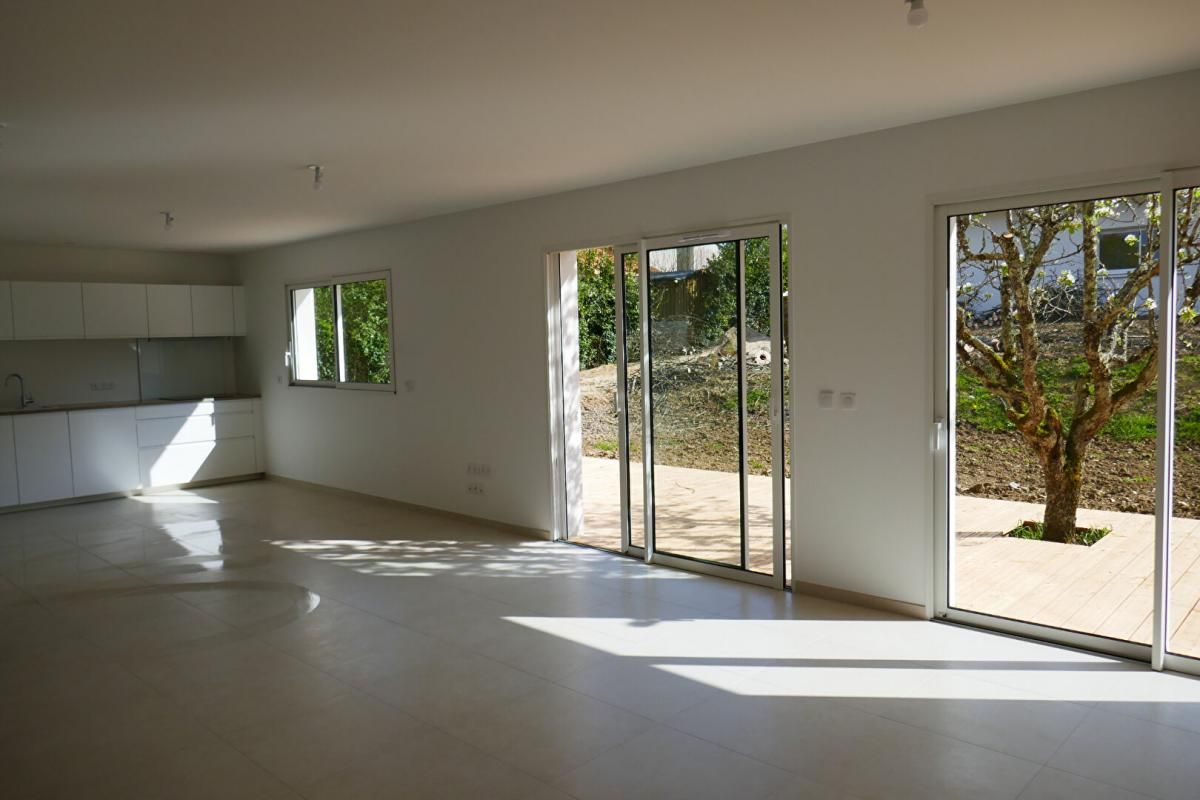 CARBON-BLANC CARBON BLANC BELLE MAISON FAMILIALE DE PLAIN PIED AVEC JARDIN ET GARAGE 2