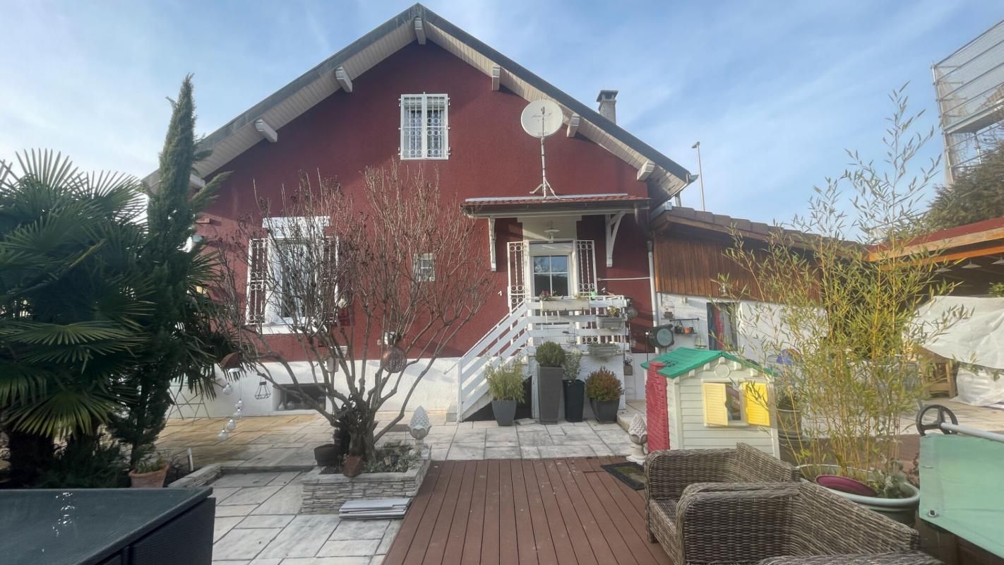 AMBILLY Maison composée de deux appartements avec piscine et équipements modernes 2