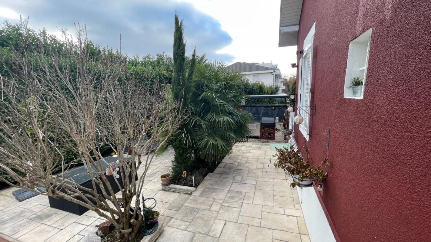 AMBILLY Maison composée de deux appartements avec piscine et équipements modernes 3