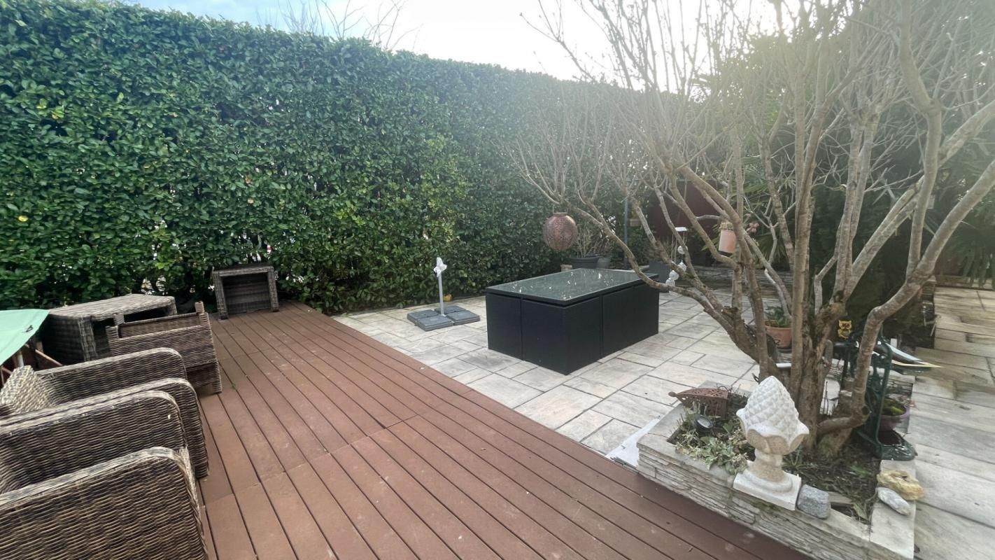 AMBILLY Maison composée de deux appartements avec piscine et équipements modernes 4
