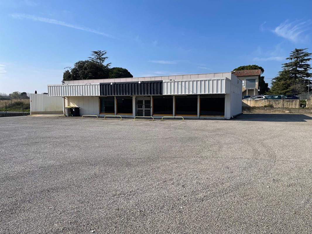 CARPENTRAS Opportunité: Carpentras (84200) Murs libres,  local commercial  202 m², Terrain de 1875 m², Parkings 2
