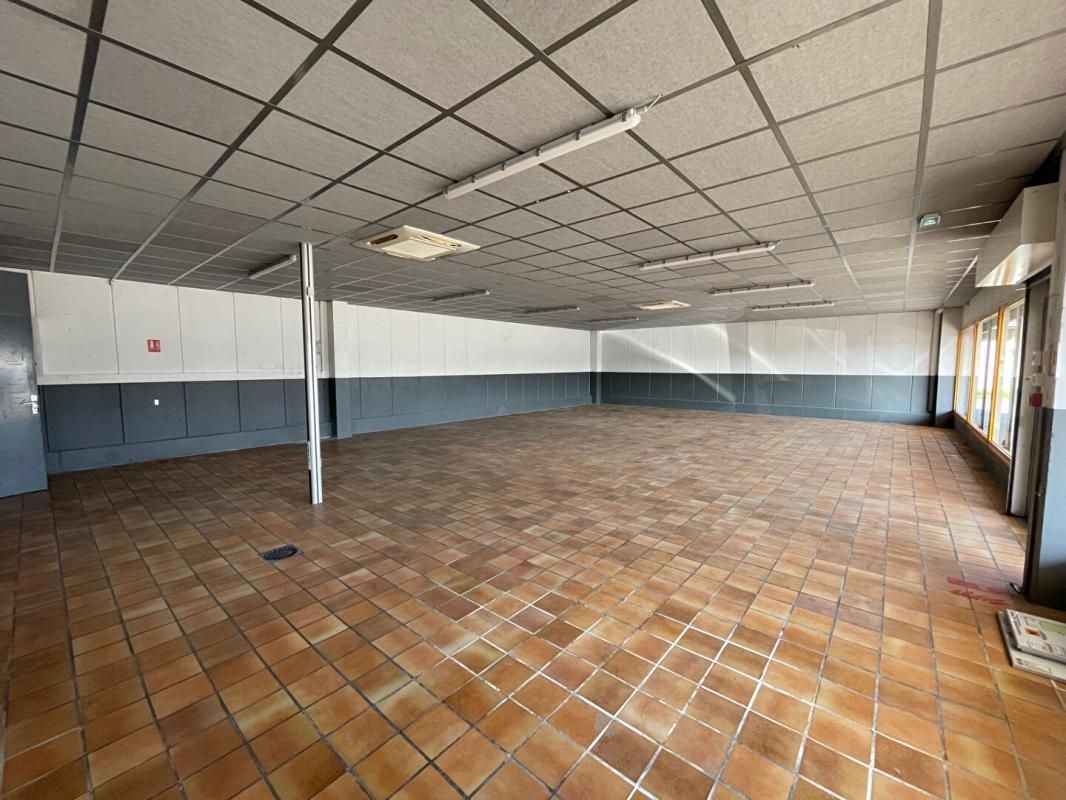 CARPENTRAS Opportunité: Carpentras (84200) Murs libres,  local commercial  202 m², Terrain de 1875 m², Parkings 4