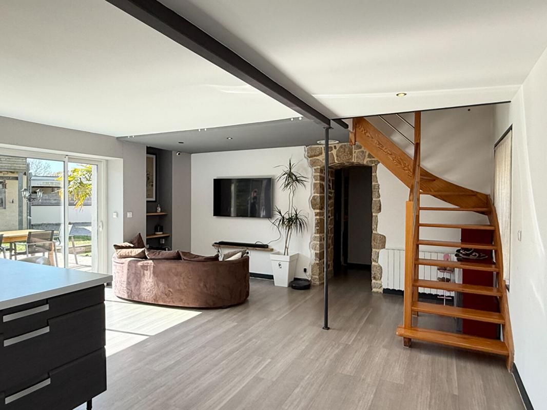 EN EXCLUSIVITE SURZUR CENTRE, Maison de 105 m² sur 375 m² de terrain, 4 chambres, Rénovation complète. À deux pas de la place de l'église