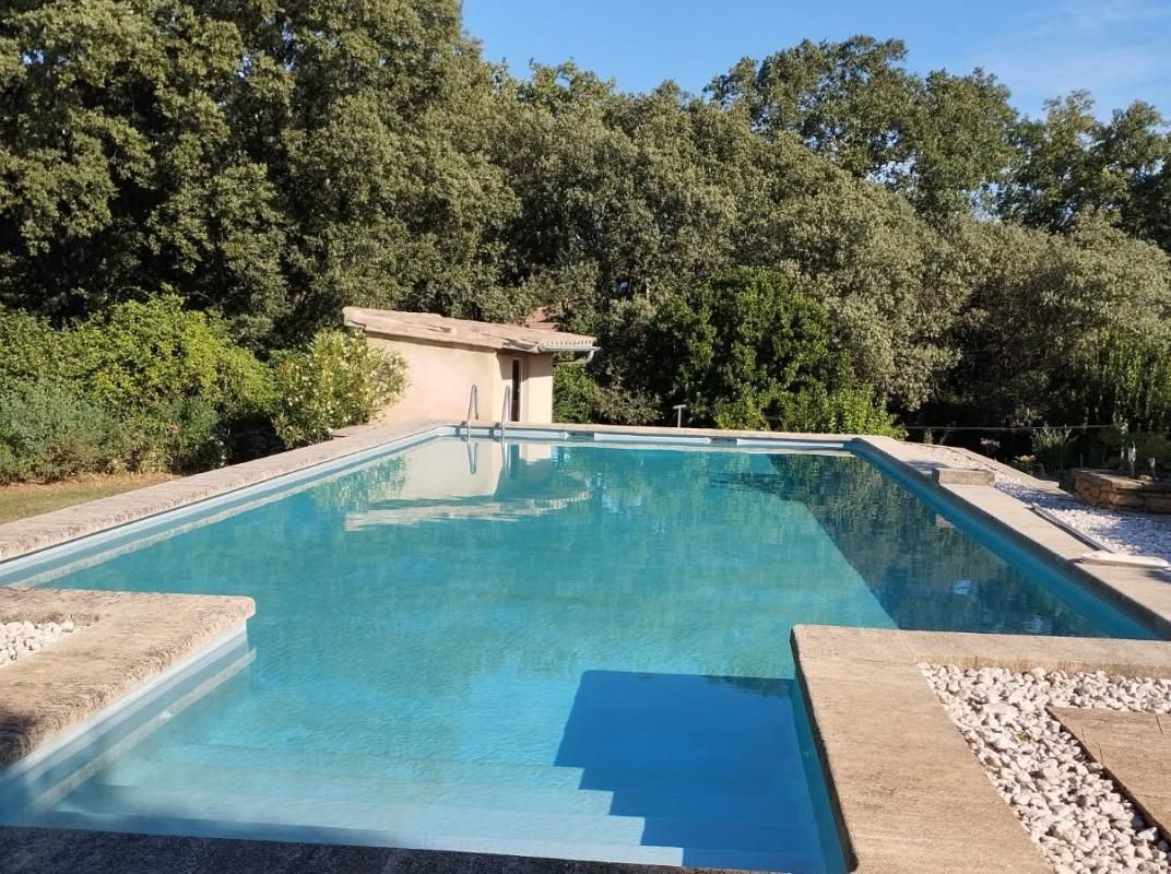 UZES Maison de caractère avec piscine 2